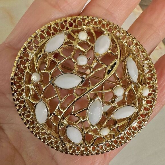 Gold tone circle Brooch with white bead pattern - Picture 3 of 7